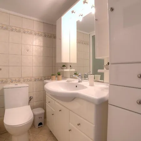 Blanc Dans Le Centre De Glyfada Apartamento *